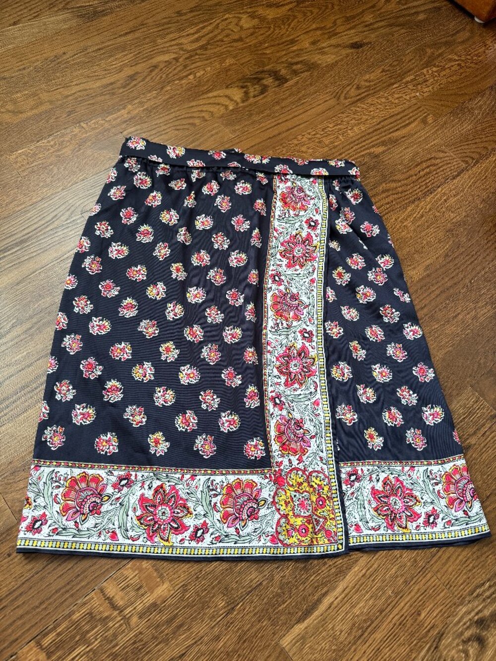 Loft Skirt Size M NWT